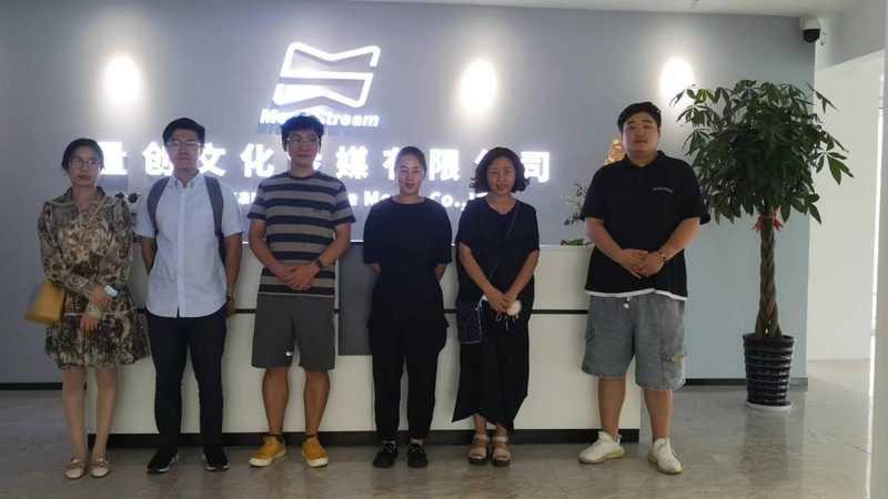 在挑选短视频拍摄厂家时，应关注以下方面：